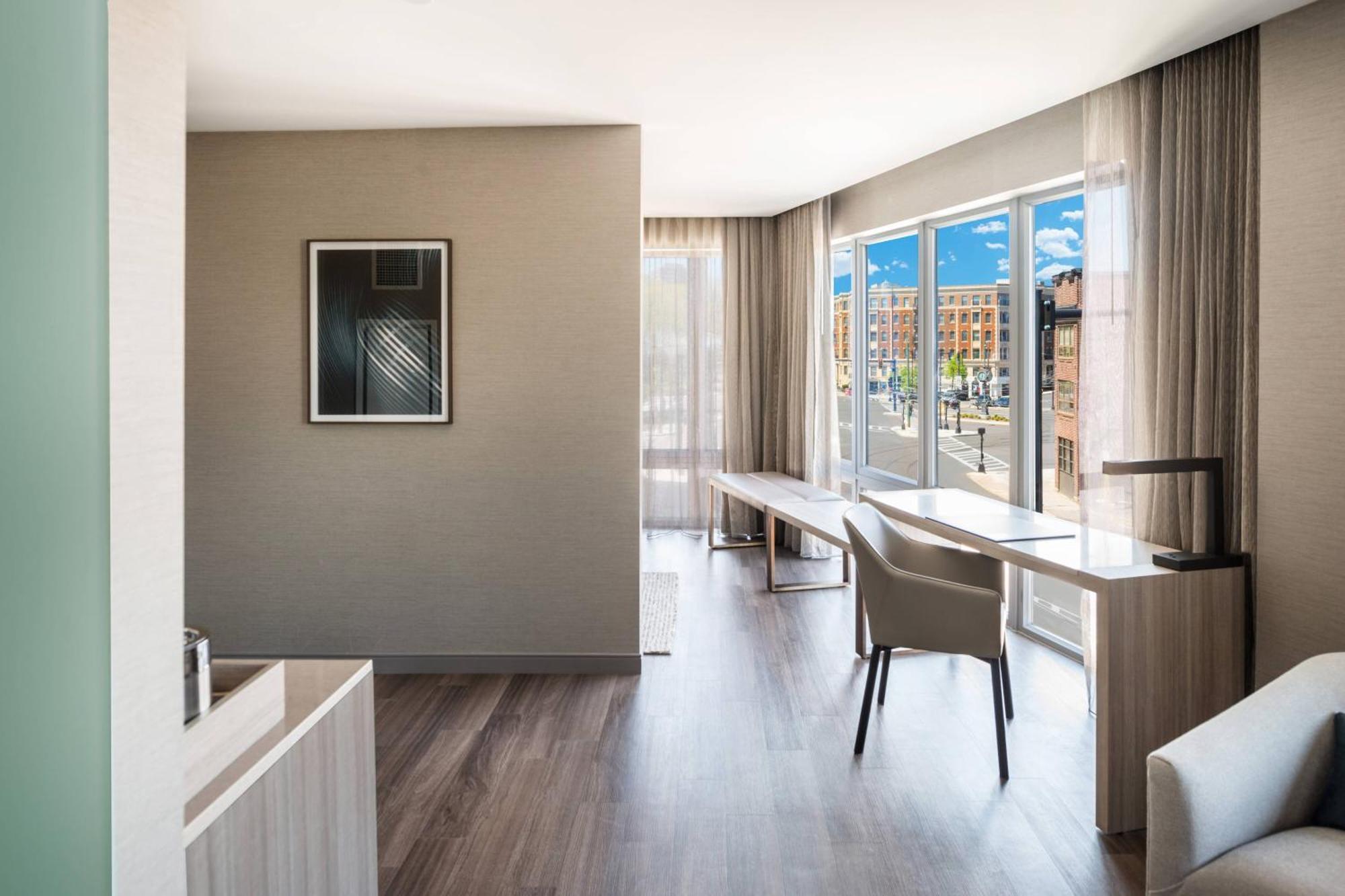 Ac Hotel By Marriott Boston Cleveland Circle Exteriör bild