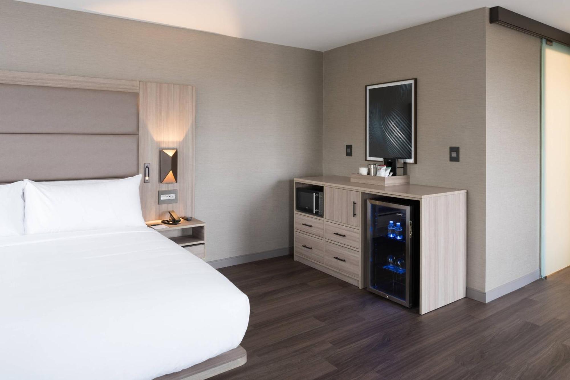 Ac Hotel By Marriott Boston Cleveland Circle Exteriör bild