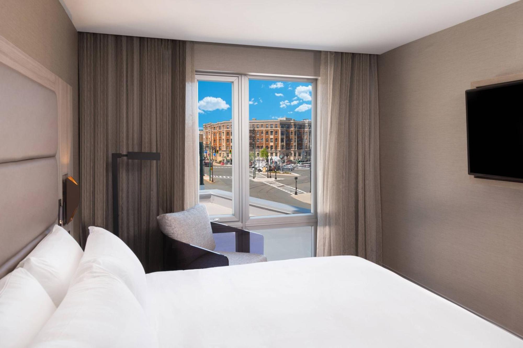 Ac Hotel By Marriott Boston Cleveland Circle Exteriör bild