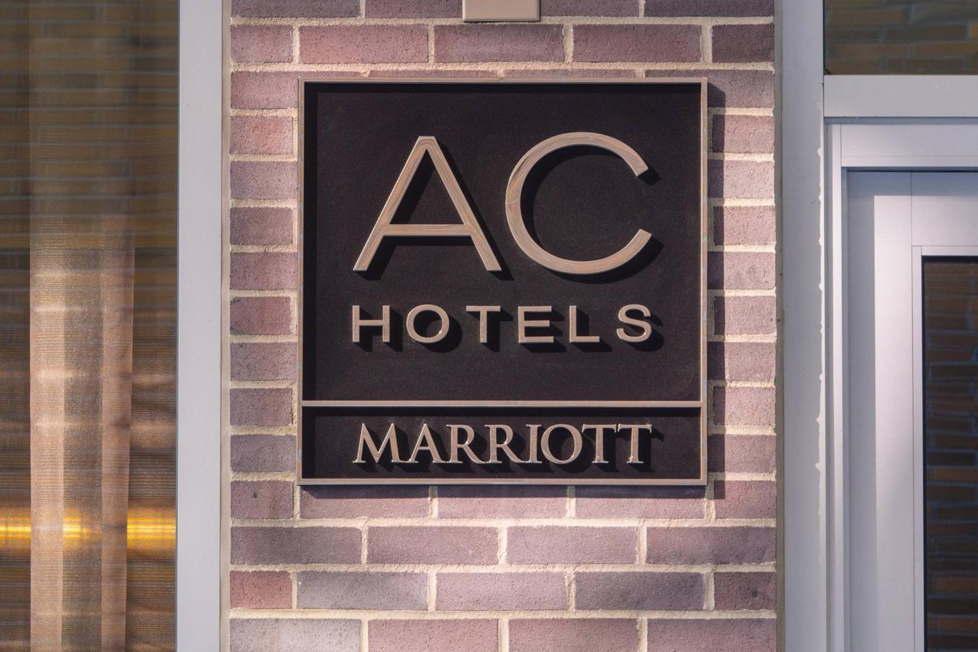 Ac Hotel By Marriott Boston Cleveland Circle Exteriör bild