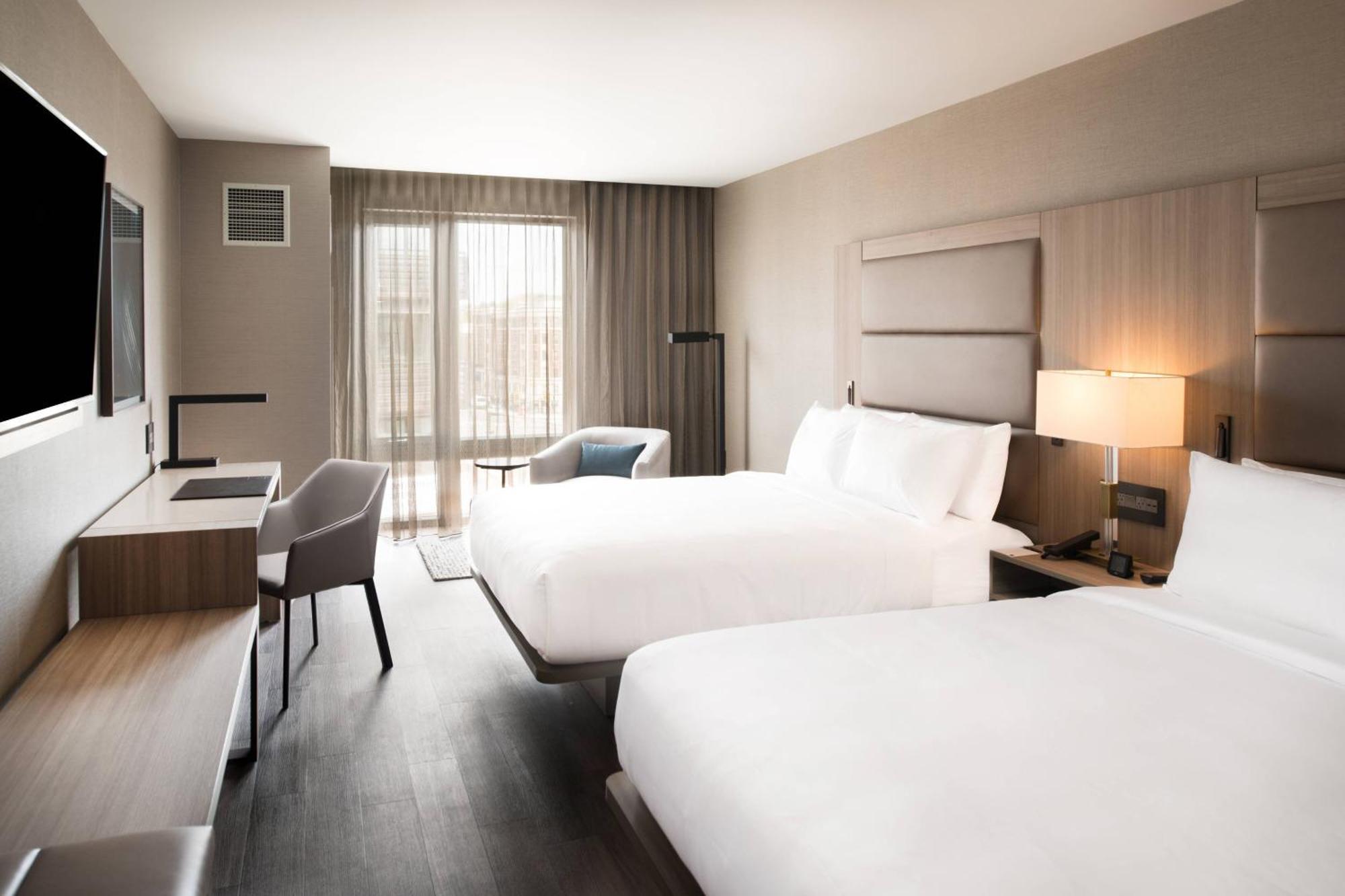 Ac Hotel By Marriott Boston Cleveland Circle Exteriör bild
