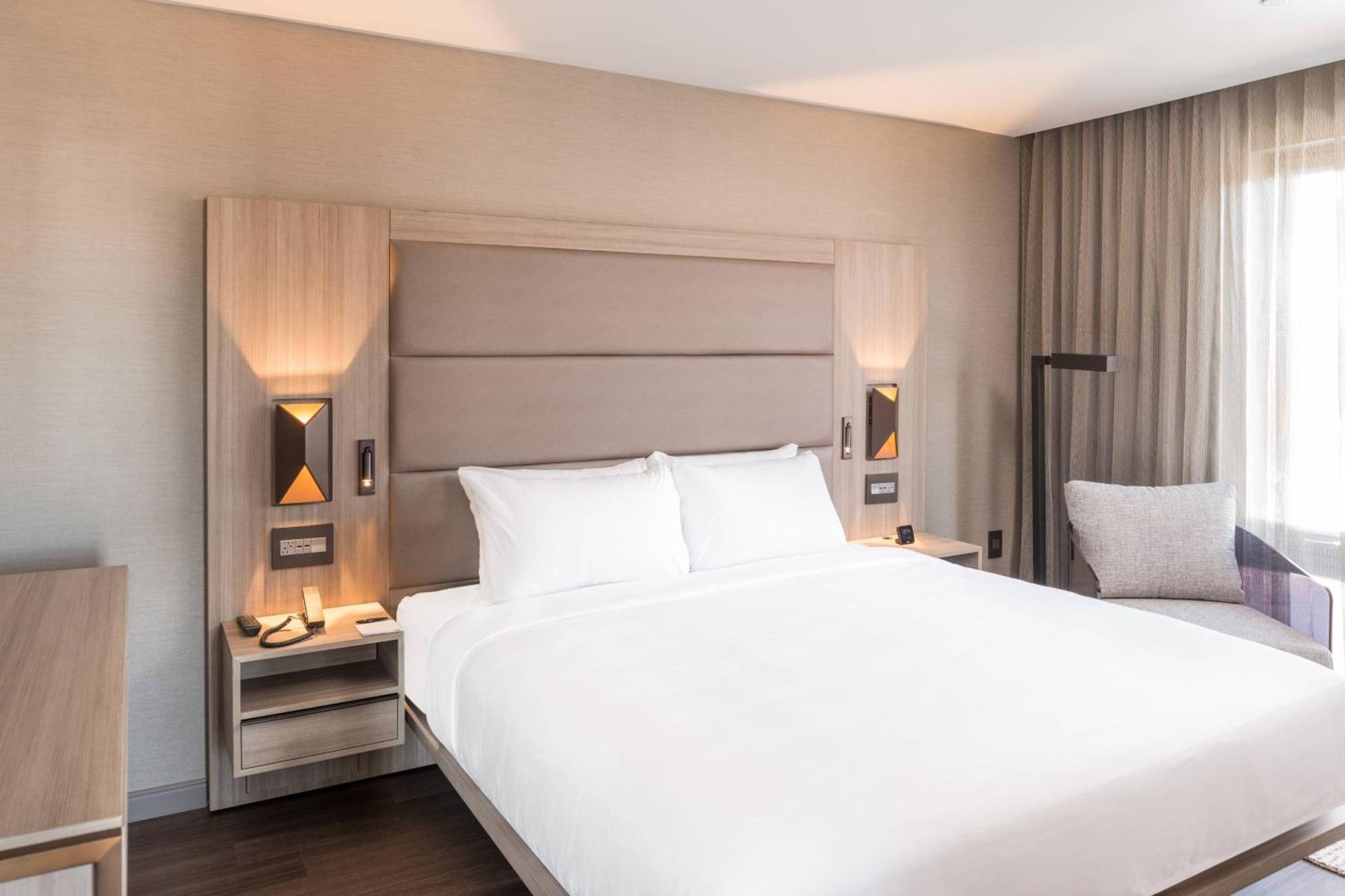 Ac Hotel By Marriott Boston Cleveland Circle Exteriör bild