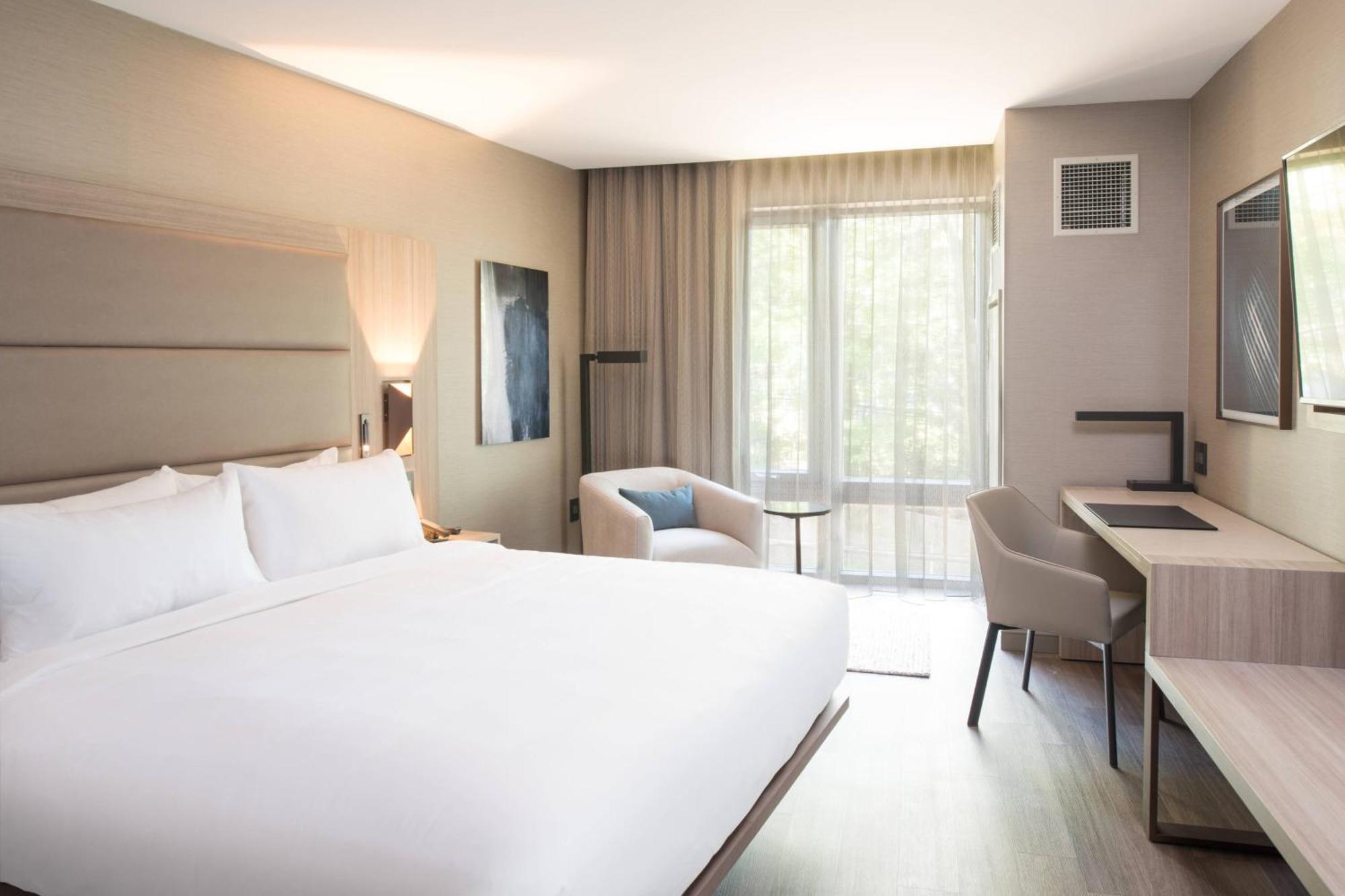 Ac Hotel By Marriott Boston Cleveland Circle Exteriör bild